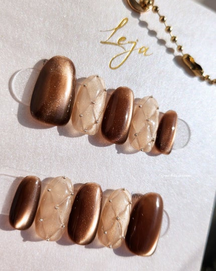 niki🫧🧊@トレンド×上品めメイク on LIPS 「𝙼𝚘𝚍𝚊3D水光ネイルキルティングベージュブラウンマグネットオ..」(5枚目)