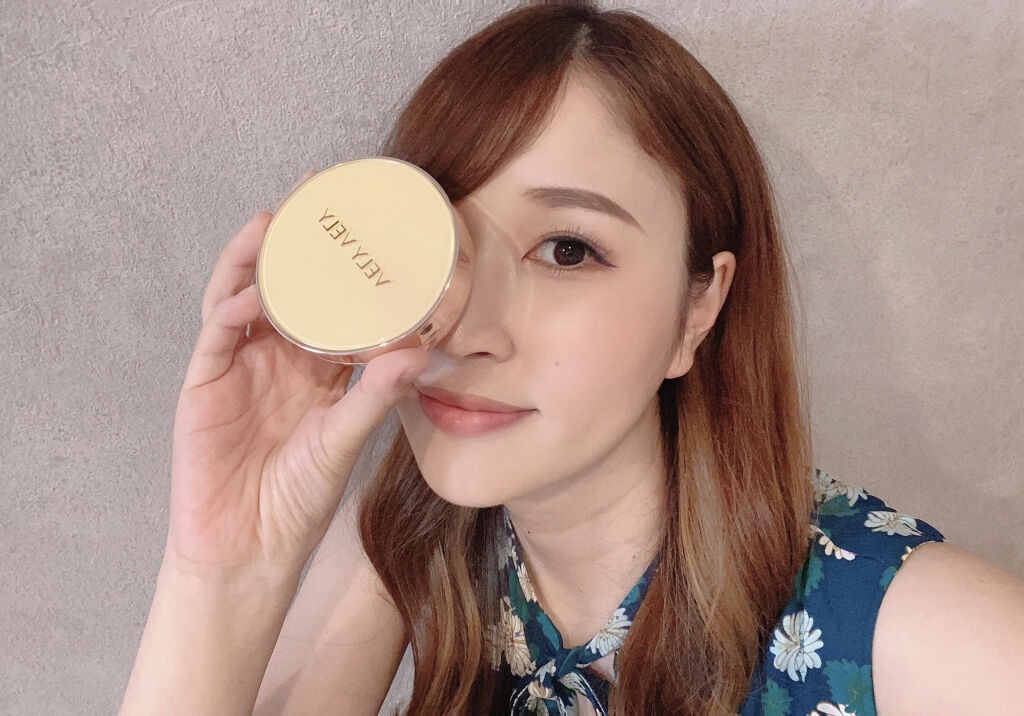 少し前にYouTubeにアップした毎日メイクでも使用したクッションファンデーションを紹介します！

VELY VELY
はちみつツヤ肌クッションファンデ　21号ライト

ツヤあり
カバー力あり
崩れにくいです！

つけすぎると崩れの原因にな