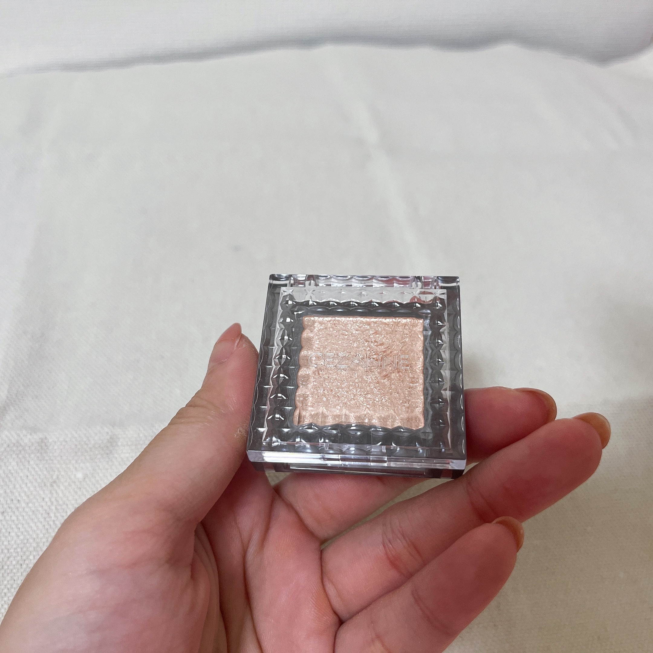 シングルシャイニーアイシャドウ 01　ムーンジェム/CEZANNE/アイシャドウを使ったクチコミ（2枚目）