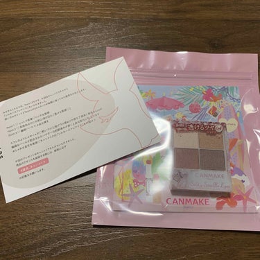 お久しぶりです。
またまたLIPSさんのプレゼント当たりました🎁
今回はCANMAKE様の「シルキースフレアイズ04」を頂いたので紹介致します。
まず、アイシャドウが入っているラッピングが可愛い😍見た目