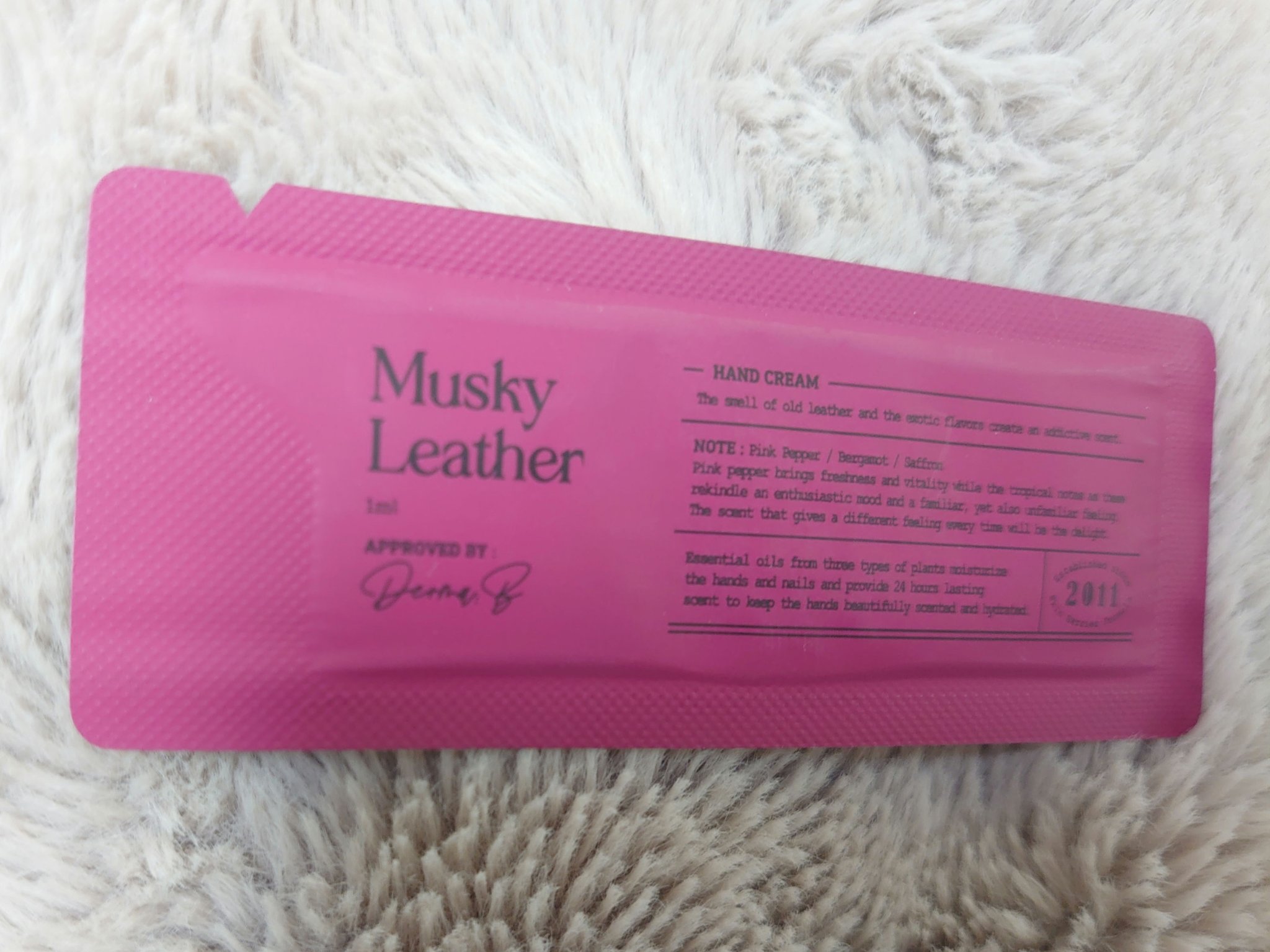 Derma:B ムードナラティブハンドクリームのクチコミ「■Derma:B　ムードナラティブハンドクリーム
（ムスキーレザー）


サンプル使用。
中身.....」（1枚目）