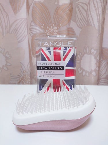 【LIPS購入品】TANGLE TEEZER

実家で使っていて、もうひとつ欲しいなと思って購入しました。
今度のカラーはシャンパンロゼ🍷✨かわいい。インテリアに馴染んでくれるのでお気に入りです！

ロングヘアでもびっくりするくらい絡まずスーっとブラシが通るのでオススメ！！
ちょっと高いけど買う価値あると思います✨
髪が絡まって大変、、って方、ぜひ使ってみて下さい🧡
の画像 その2