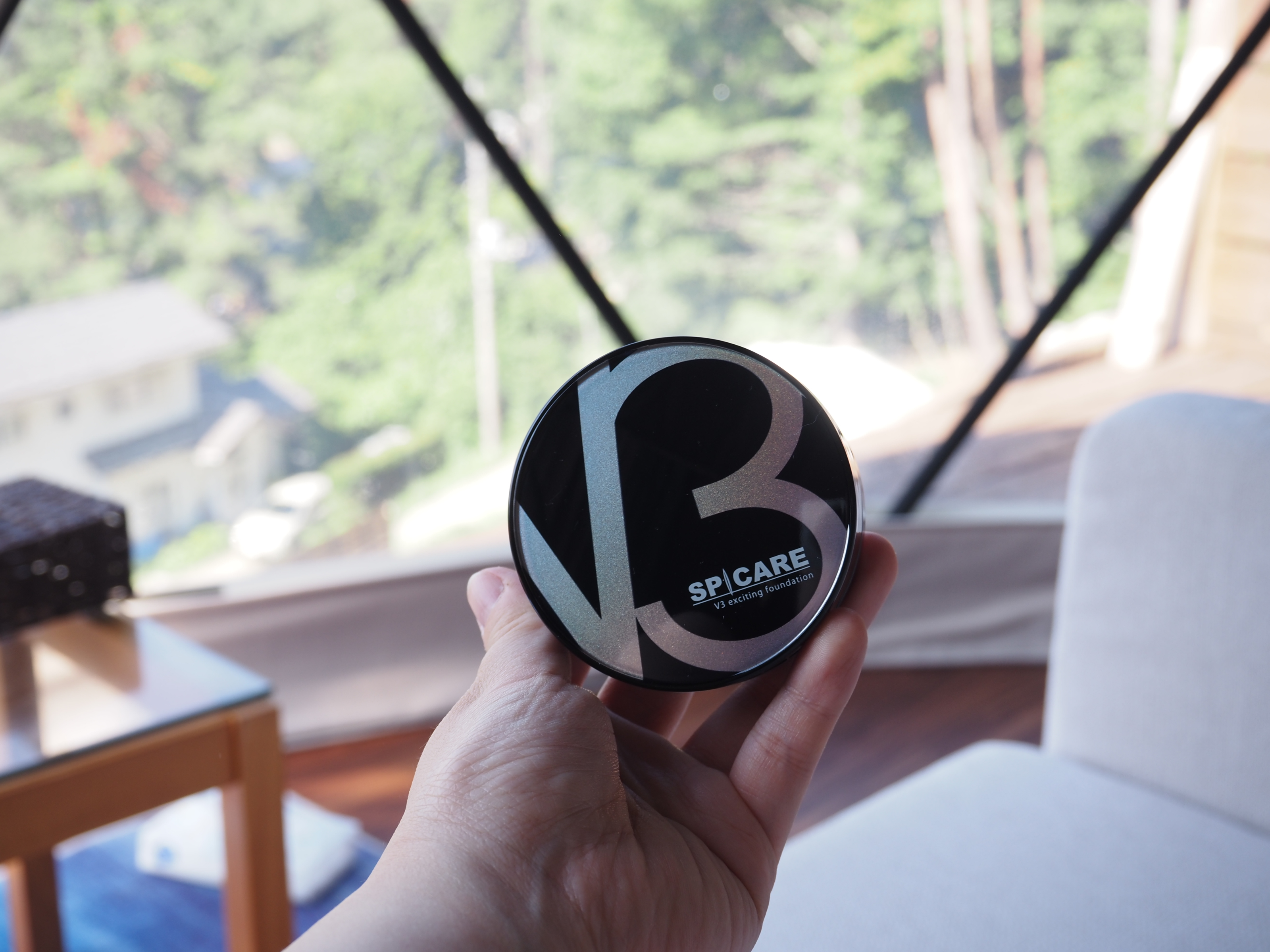 毎日暑くてメイク崩れが気になる季節に。

先日、グランピングに持って行ったのは、SPICAREのV3ファンデーションです。
たくさんのファンデを使ってきたのですが、崩れにくくて崩れ方がきれい＆メイク直しも簡単なファンデーションがこれ。

V