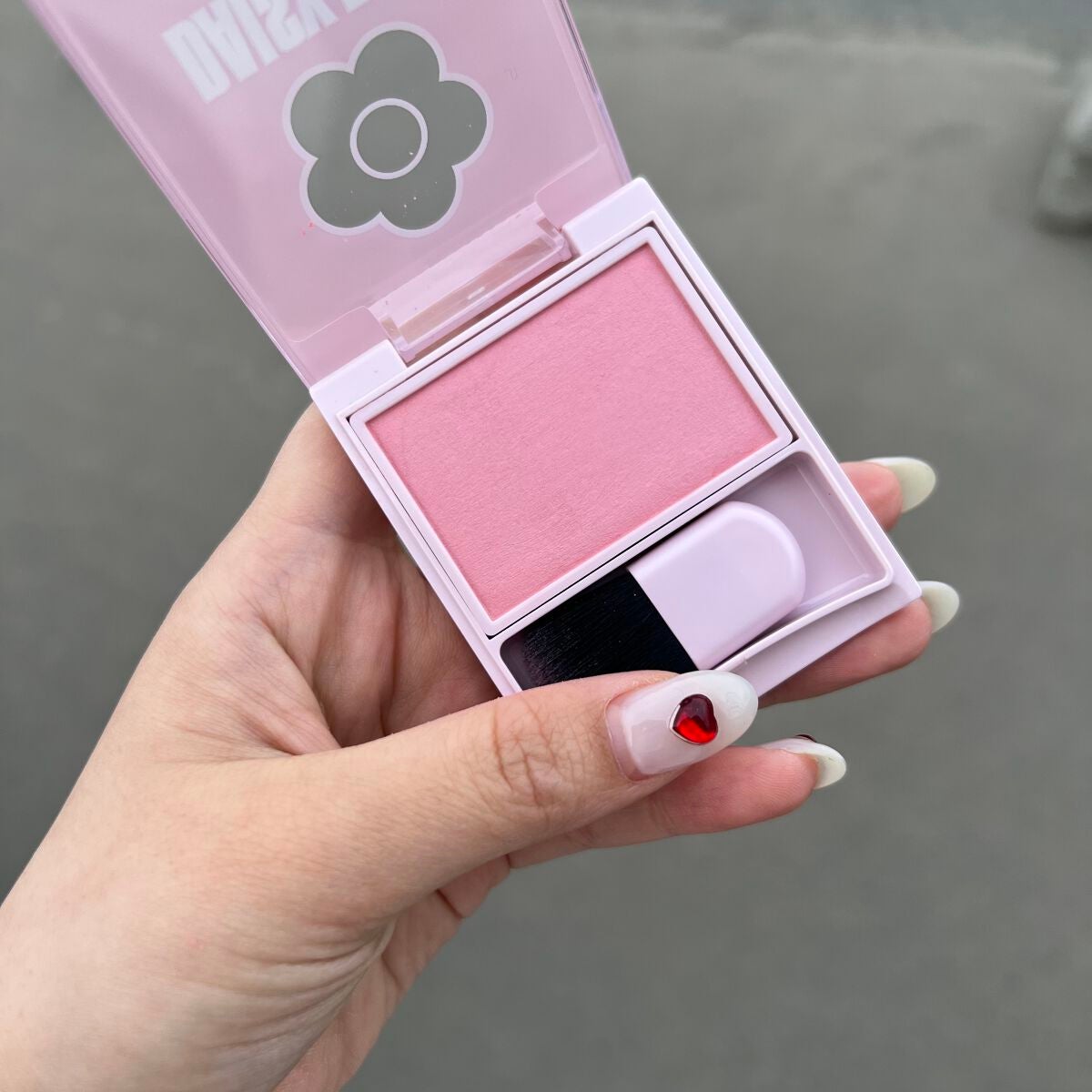 パウダーブラッシュ/DAISY DOLL by MARY QUANT/パウダーチークを使ったクチコミ(2枚目)