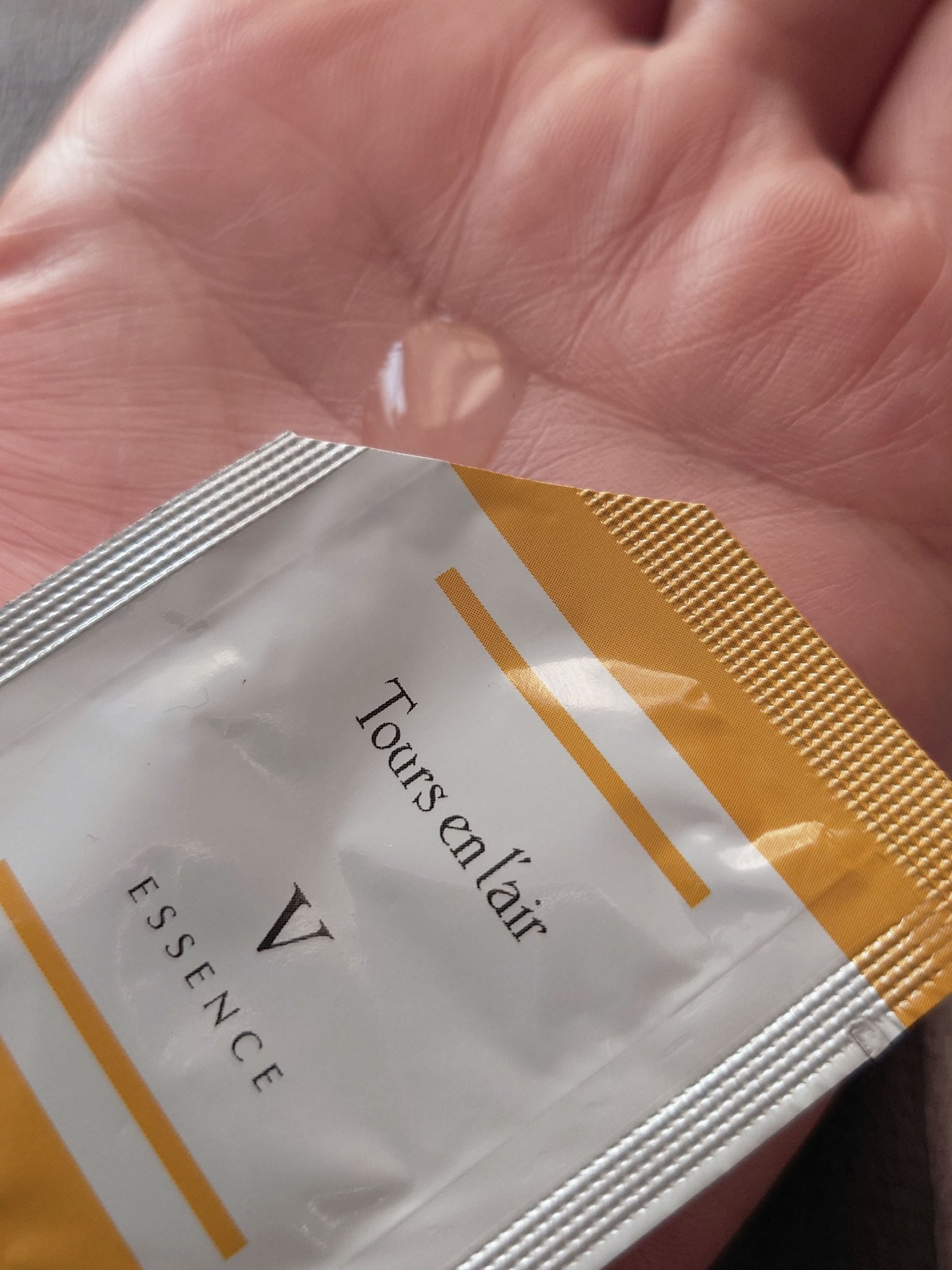  V エッセンス/トゥール・ザン・レール/美容液を使ったクチコミ（3枚目）