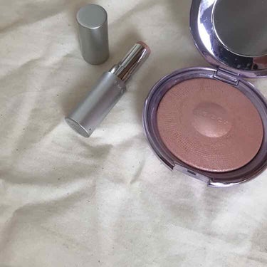 

ハイライト

RMK 
グロースティックハイライト

BECCA
Luster glow powder

ハイライトは気がついたらデパコス
しか使ってませんでした…🙊

RMKは派手なハイライトしか