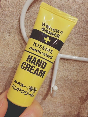 Kiss Me

キスミー薬用ハンドクリーム

とてもいいです!!!!
肌荒れがヤバイ！気になるなーと思い購入しました。
塗ったかんじはべたべたします。なので私は
夜に塗り朝は別のハンドクリームを使って