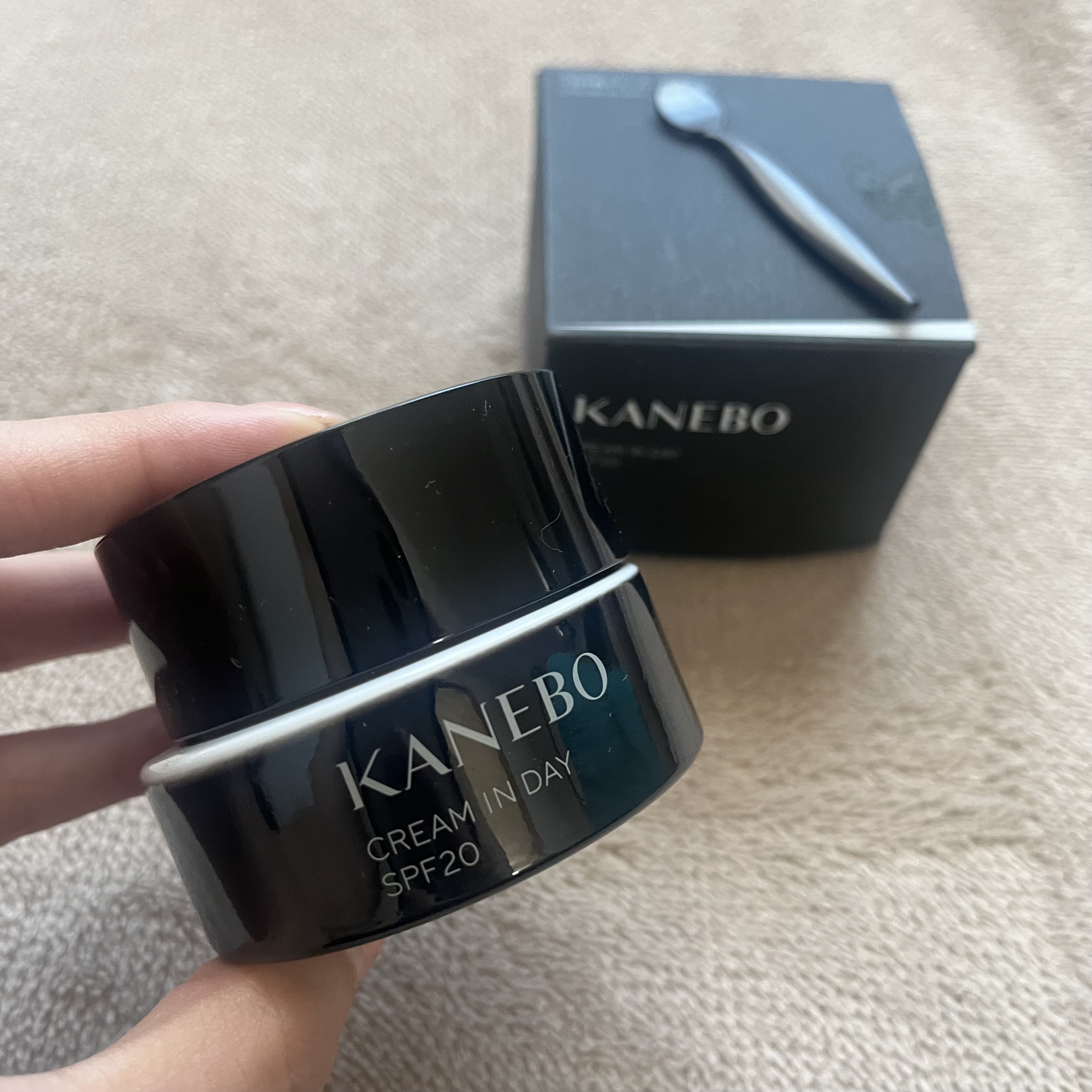 KANEBOカネボウ クリーム イン デイ

田中みな実様がこれおすすめしててずーっと欲しかったんだけどお値段張るから迷っててやっと購入！

つかってみて納得！この値段でもリピ買い確定！

軽いつけ心地ですーっと肌に馴染むからスキンケア後待