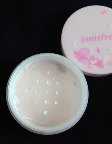 innisfree ノーセバム　ミネラルカラーパウダー　のクチコミ「🌸ほんのりピンクパウダー🌸

桜のパッケージが可愛い✨
ほんのりピンク色なので血色も少しよく見.....」（3枚目）