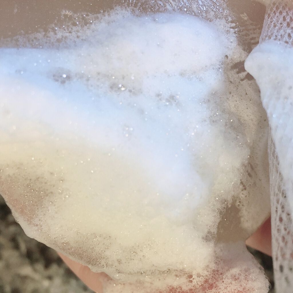 HIRONDELLE SOAP Happinesのクチコミ「綺麗な色の石鹸です。袋から出した瞬間、優しくていい香りが広がります。
専用のネットで泡立てると.....」（3枚目）