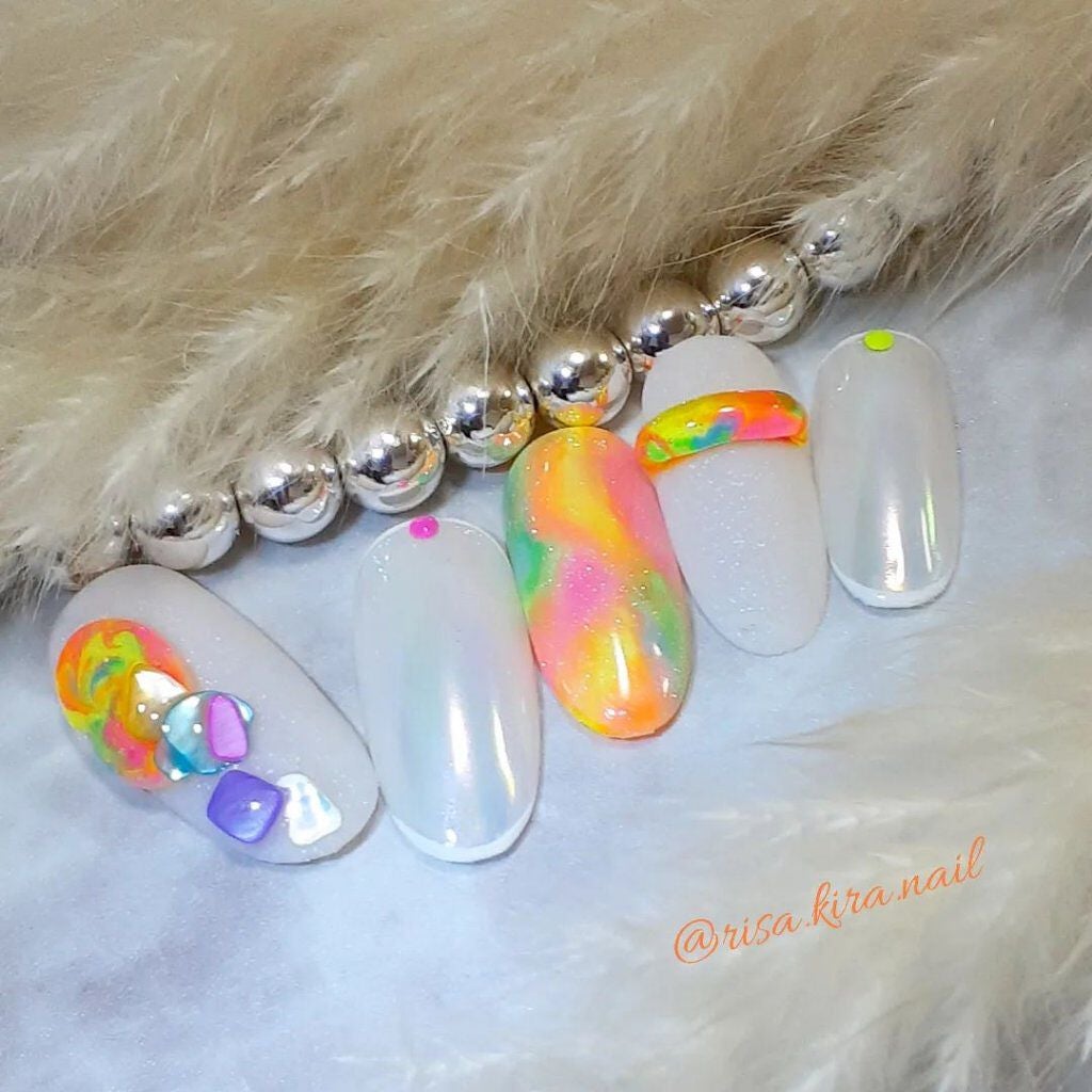 r.kira.nail on LIPS 「🤍🤍🤍ニュアンスネオンチューブ✨可愛くて作ってみました🤗写真じ..」(1枚目)