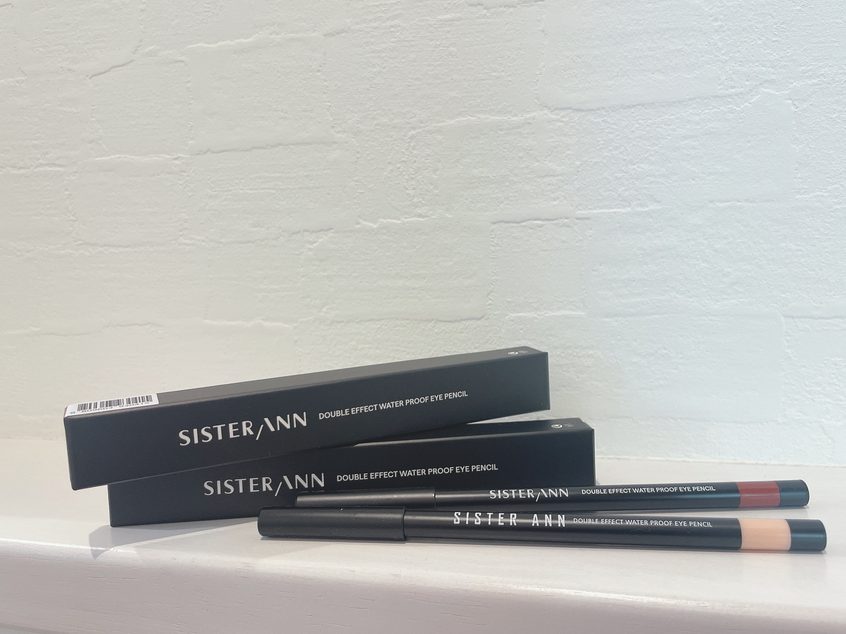 グラデも締めも簡単なアイライナー！

するする描けるので、皮膚の薄い目元に使っても全然痛くありません。
細かいラメが綺麗で、描いてすぐならボカすこともできるのでグラデーションにすることもできます。
ピンクは下まぶたに、茶色はアイライナーとし