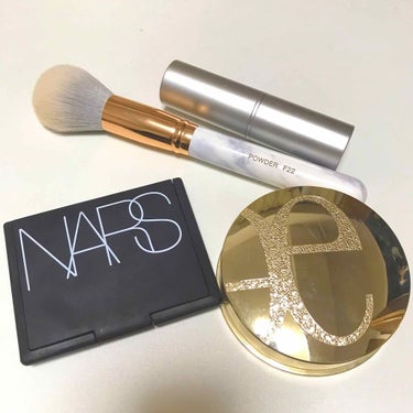 ☆NARS ライトリフレクティングセッティングパウダー(プレスト)

☆エレガンス ラ プードル オートニュアンス リクスィーズⅣ

上記2つを半顔ずつブラシ塗りして、1日過ごしてみた個人的な感想です。