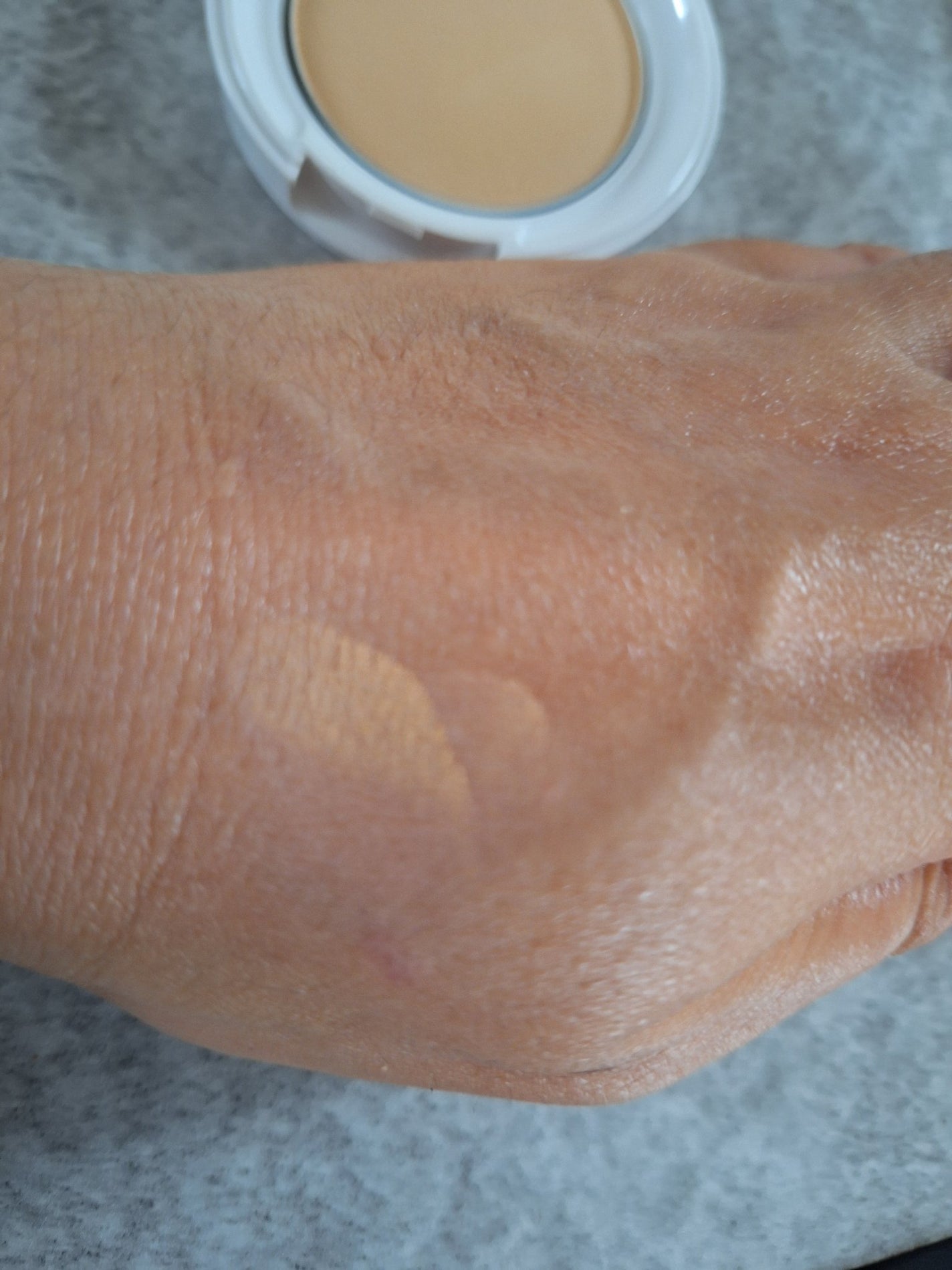 UVカットパウダー50+/マナラ/プレストパウダーを使ったクチコミ(3枚目)