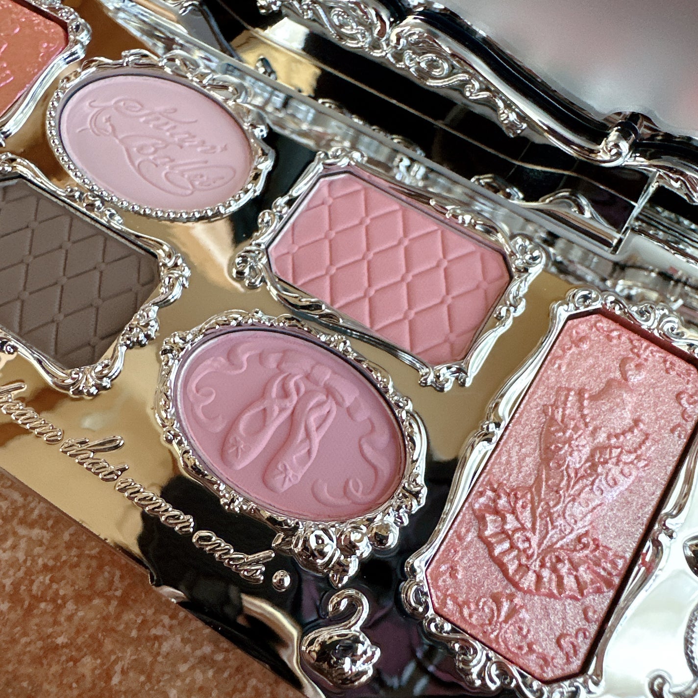 フラワーノーズスワンバレエシリーズ アイシャドウパレット/FlowerKnows/アイシャドウパレットを使ったクチコミ(3枚目)