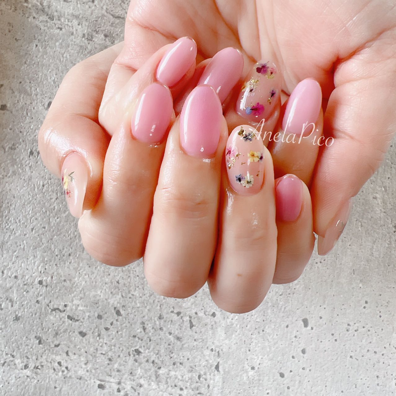 mamico on LIPS 「*お客様ネイル💅押し花可愛い〜🤤💕シンプルだけど押し花入れるだ..」(1枚目)