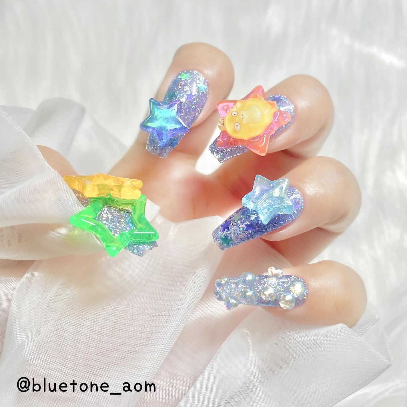 ⋆͛🦖⋆͛aomi on LIPS 「ゴテゴテネイル2つ目!今回はブルーをベースにコダックコダちゃん..」(1枚目)