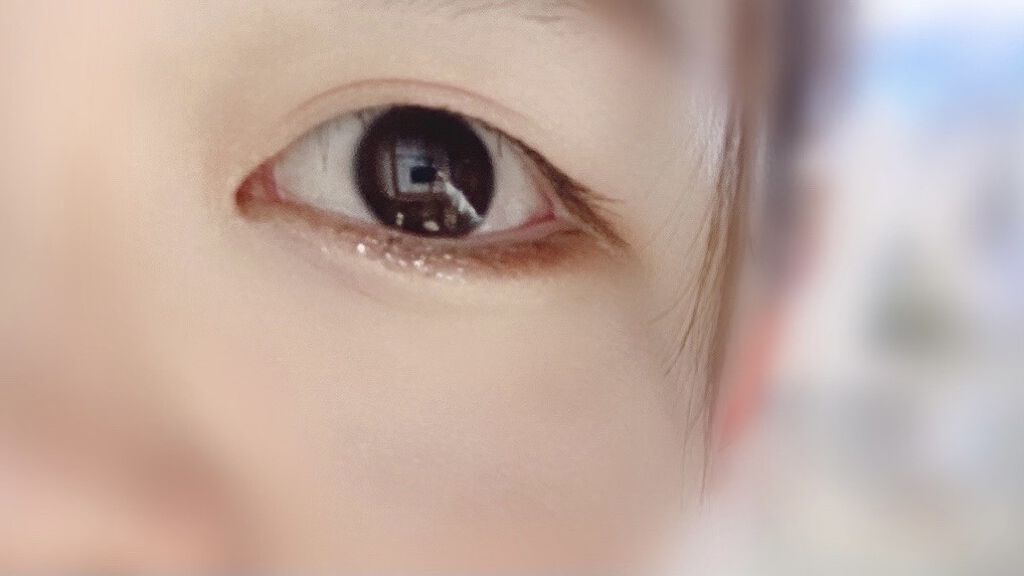 ー私流　タレ目方法ー

目の際に茶色のブラシで沿って描きます✏️
写真は濃すぎたんですが、薄く・細く描くと不思議なくらい全然違うんです！！　垢抜けた感じですかね、
しかも、タレ目になるので私はいつもこんな感じでタレ目にしています！！
アイブ