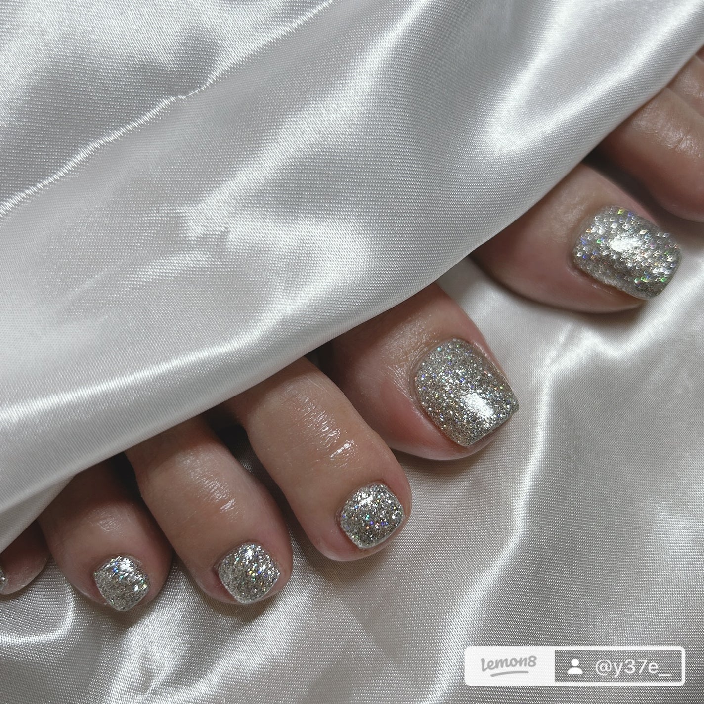 sanae.y on LIPS 「ギラギラフットネイル🤍🤍#甘めデイリーネイル#ギラギラネイル#..」(2枚目)