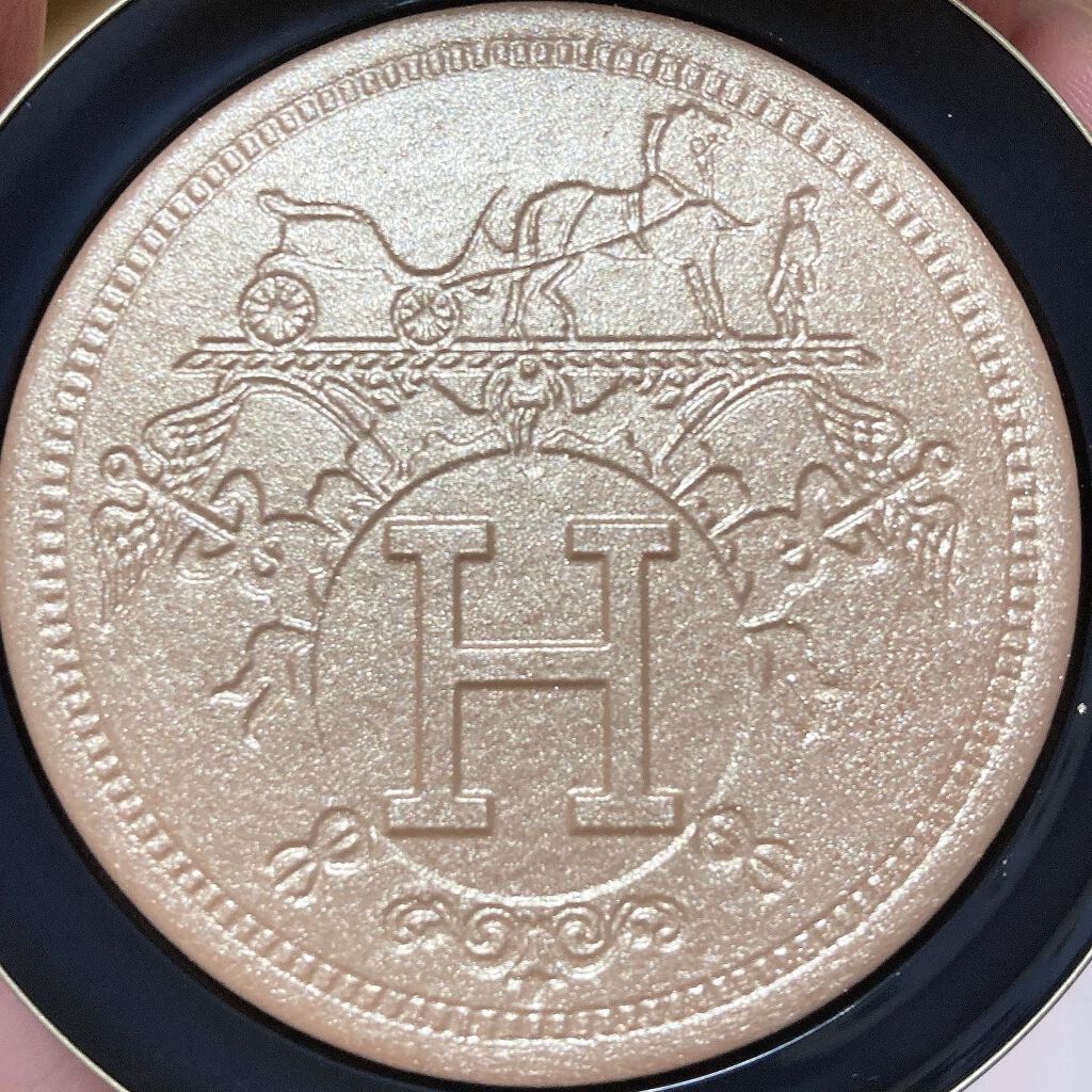 エルメス プードル オルフェーヴル フェイス＆アイ イルミネイティングパウダーのクチコミ「.
今年のホリデーの大本命…🎄



金のベールをかぶせたような

金のカーテンで覆ったような.....」（2枚目）