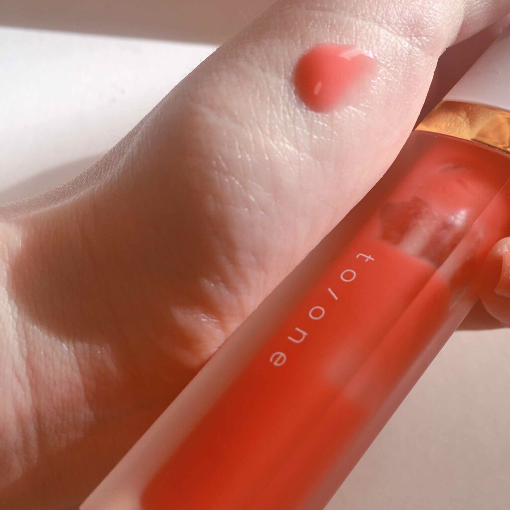 トーン ペタル エッセンス グロス/to/one/リップグロスを使ったクチコミ(2枚目)