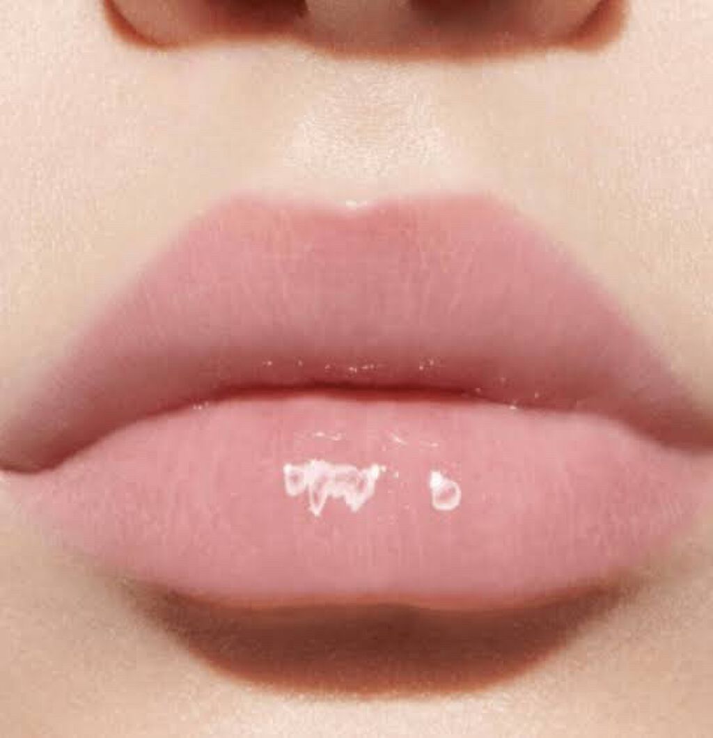 
誰もが知ってるDiorのマキシマイザー！
これは持ってて損なしです！
これがポーチに入っていればまず安心します！
今ではこれがないとなんか不安！

これは下地としても使えるし、マットリップのうえに重ねてプルっとした唇にすることも
できる超