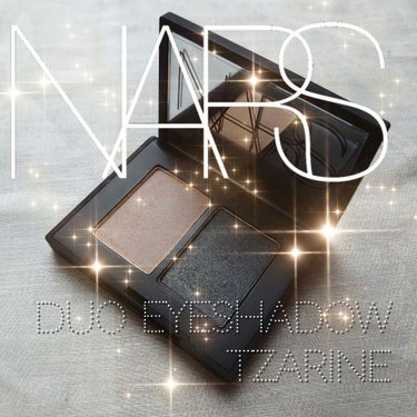 ※備忘録
NARS デュオアイシャドウ 3925 シマリングプラチナ＋シマリングブルーグレー とのこと。

シングルのアイシャドウが2つはめてあるだけなので裏を見ると、プラチナ（向かって左）が TZAR