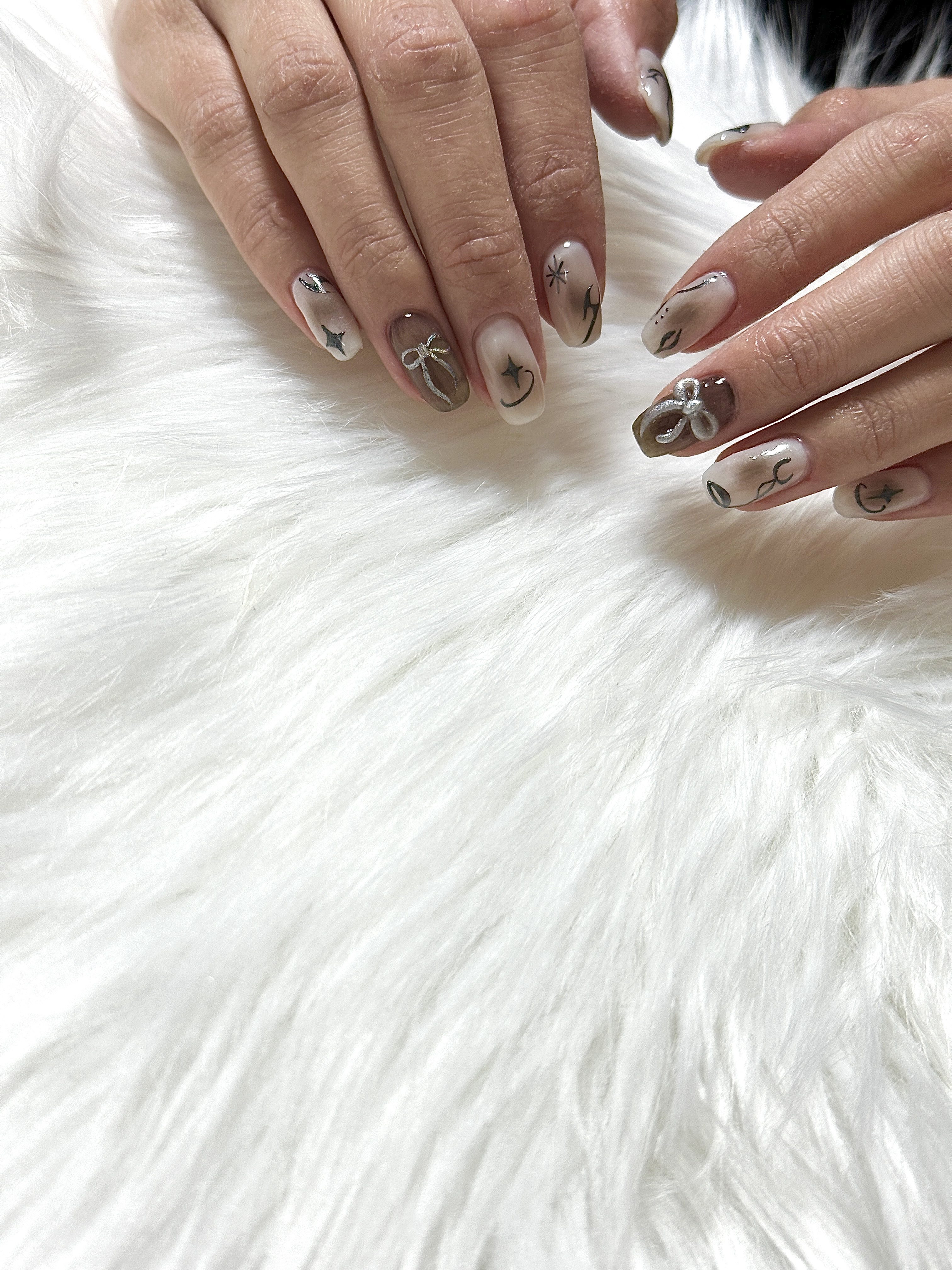 #マグネットネイル,#フラッシュネイル,#トレンドネイル,#秋ネイル,#秋カラーネイル,#秋色ネイル,#ショートネイル,#ママネイル,#ワンカラーネイル,#くすみカラーネイル,#大人かわいいネイル,#上品ネイル,#ワンホンネイル,#ワンホンネイル,#韓国ネイルのネイルデザイン