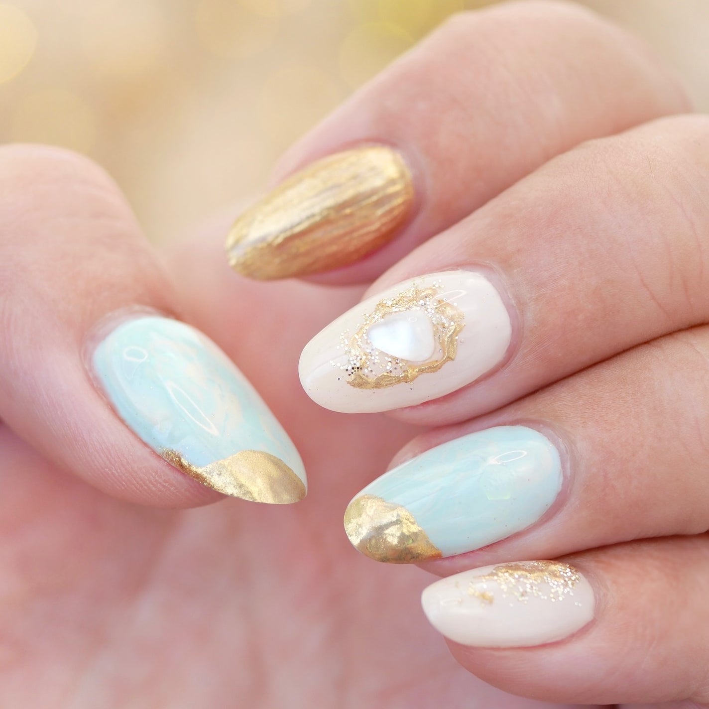 Rin★ on LIPS 「夏っぽい天然石ネイルにチェンジ。日差しに映えるゴールドがお気に..」(2枚目)