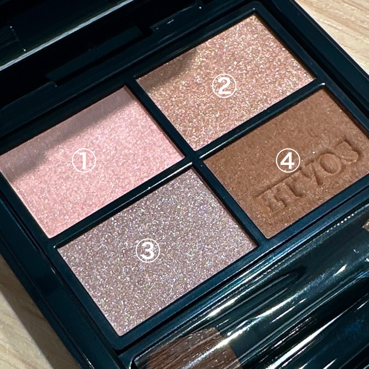 ミネラルクラッシィシャドー/エトヴォス/アイシャドウパレットを使ったクチコミ（2枚目）