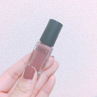 オフィスネイル💅

先週はくすみピンクのワンカラーでした。

ネイルホリックのRO602番のカラーが好きすぎて、去年からヘビロテしてます(*´-`)

1度塗りでかわいらしい薄いくすみピンク
2度塗りで深みのあるくすみピンク
に仕上がります！
私は断然2度塗り派です…！

発色が良い分、1度塗りだとちょっとムラになっちゃう気がします。

プチプラですが渇きは早いし、何より上品なカラーがツボすぎる一品です(*´-`)

#ネイル
#ネイルホリック
#くすみピンクの画像 その1