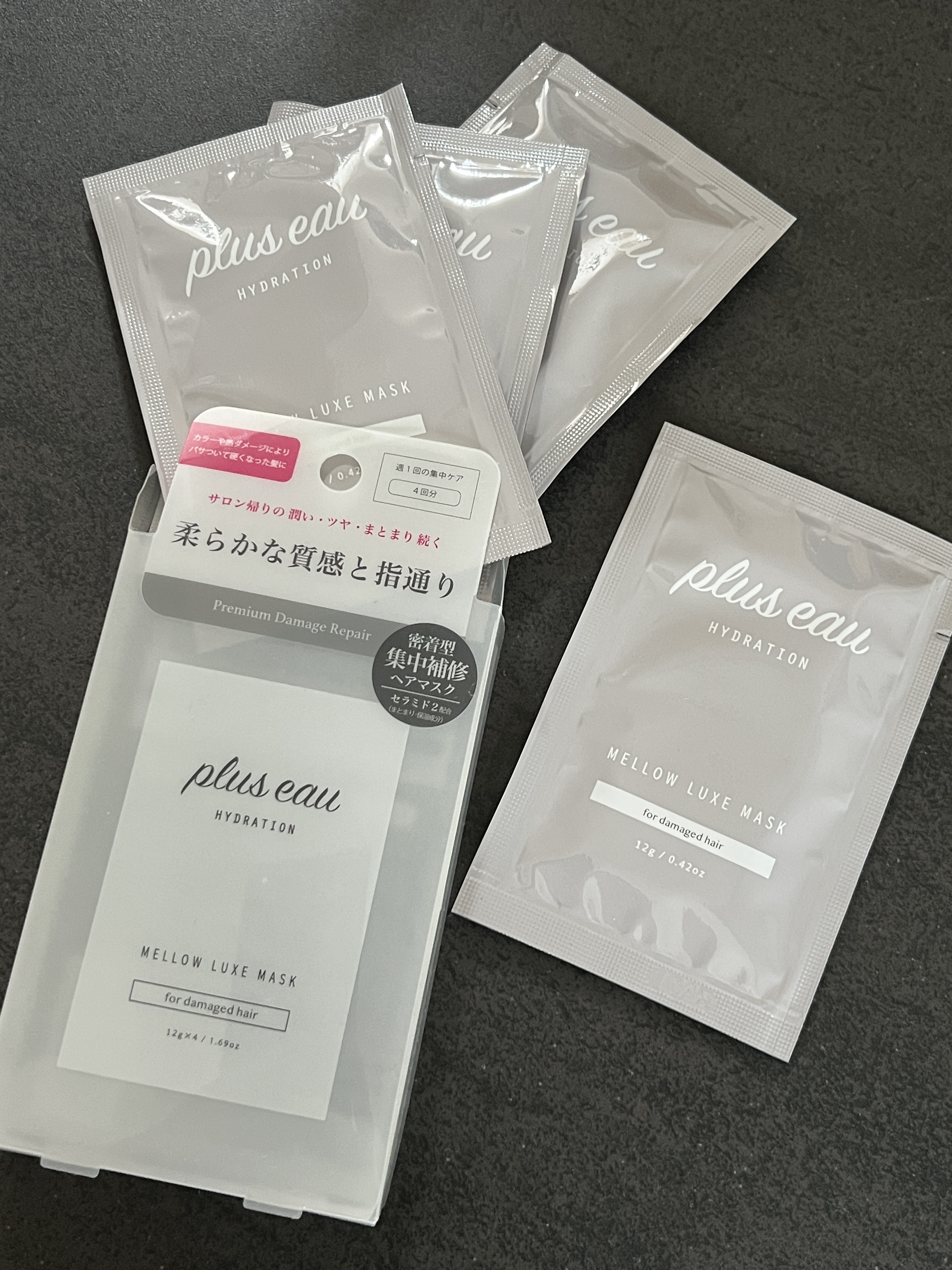 カラーやドライヤーで髪の痛みが気になっていたので
、クチコミを読み良さそうだったからまず個包装タイプを購入してみました。

開封し押すようにトリートメントを出すと、個体のまま出てくる程硬くて重ためなテクスチャーなのに、髪にしっかり塗布でき伸