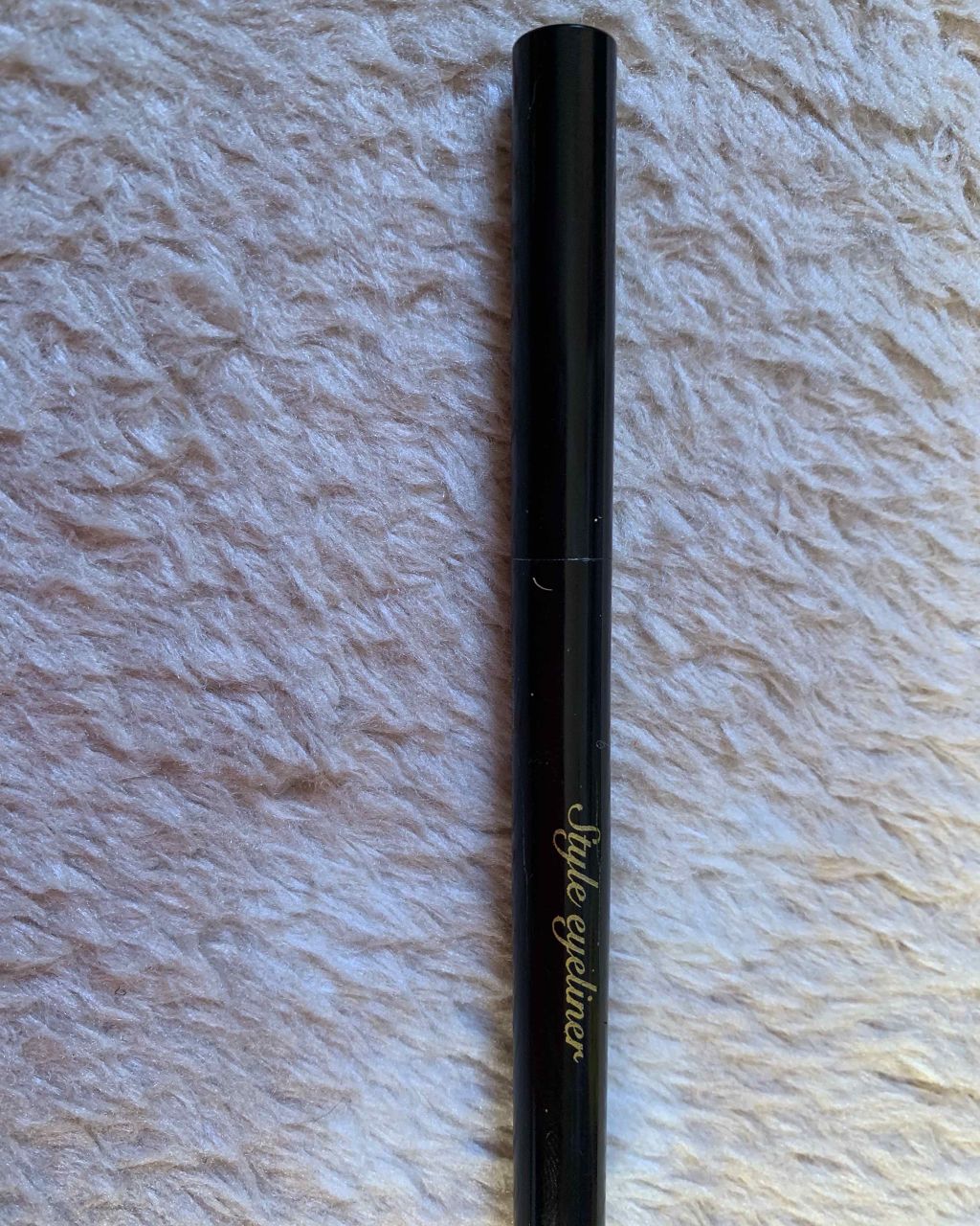 DAISO アイライナーブラック四角芯のクチコミ「ダイソーで購入したスタイルアイライナー。太さが便利。朝の化粧の時間短縮に良し。滲まないし、もち.....」（2枚目）