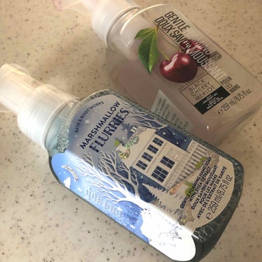 個人的に超お気に入りなのでご紹介✨

Bath ＆ Bodyworks のハンドソープ！
グアムでいつもお土産に買ってきてもらうのですが、これの最高に良いのが香り！
写真はマシュマロとベリーなんですけど