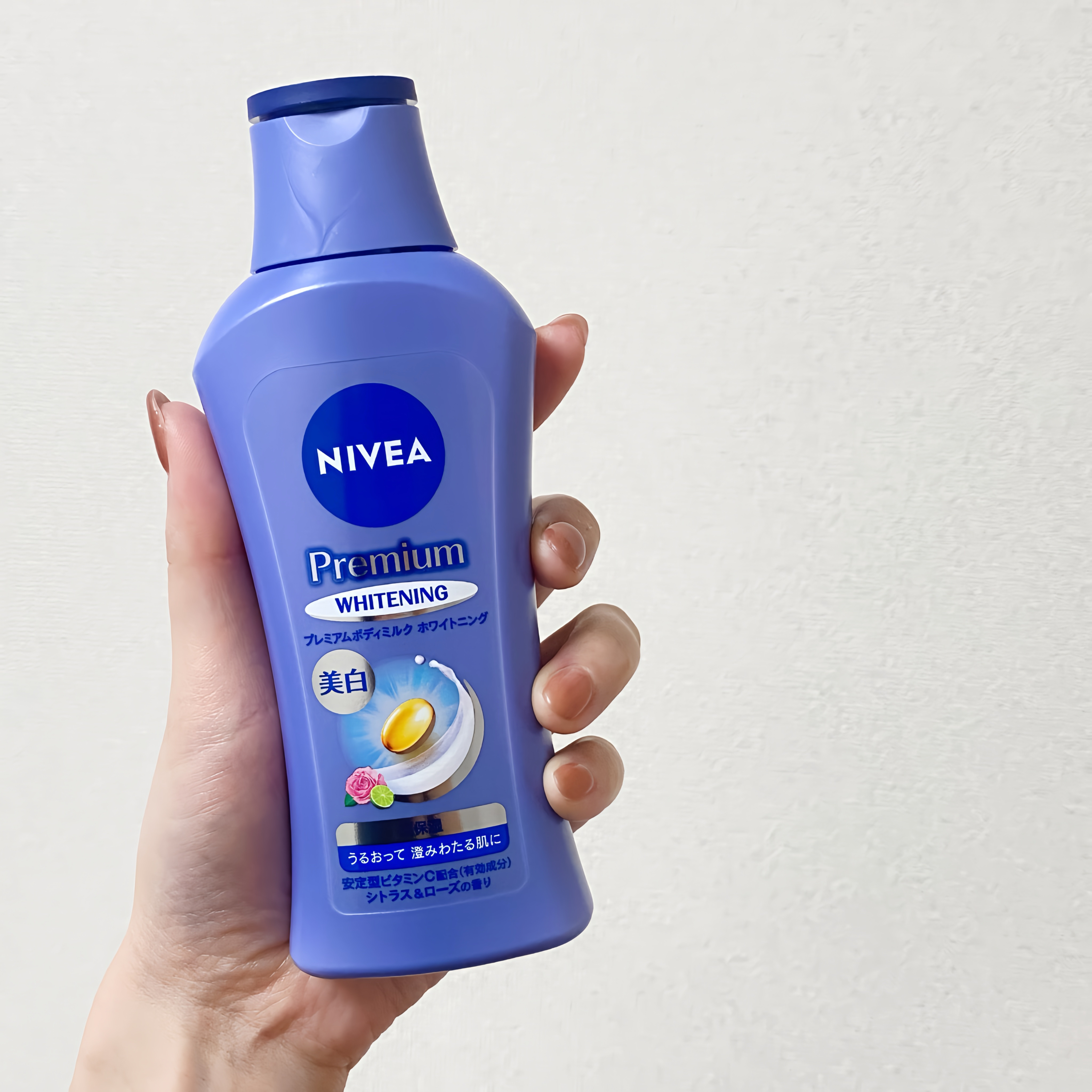 
☑︎プレミアムボディミルク ホワイトニング(医薬部外品)

急に冷え込んで空気も急激に乾燥進んだからか、
最近手とか脚とか、全身カサカサ乾燥気味…😢

今年の保湿ボディケアアイテムは
ニベアさんに決めた✌️✨

夏に日焼け止め買った時に