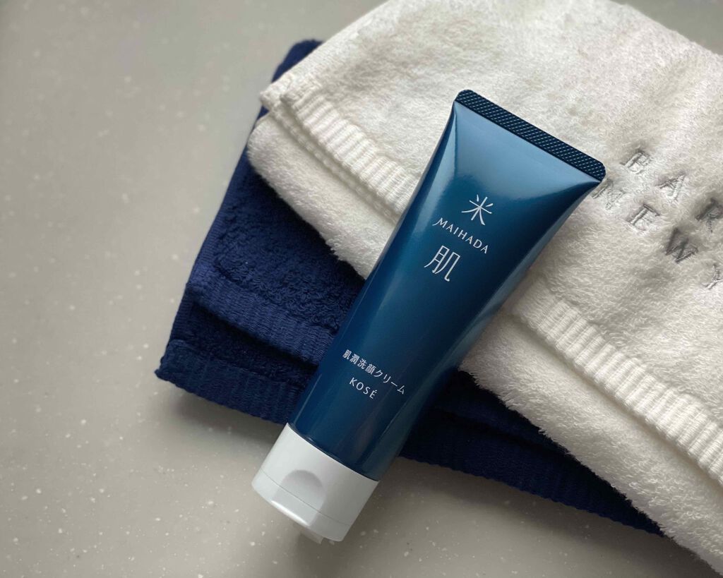 tomomiのクチコミ「炭が配合されているのでよく見ると灰色の洗顔料。

少量でも泡立ちが良くモコモコの泡ができま.....」（1枚目）