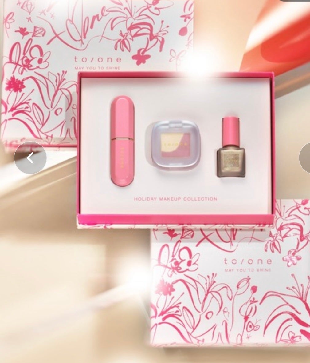 ねこ♡フォロバ100 on LIPS 「こっちのコフレも可愛い🥹✨ポリッシュも良い色ですよね🤍#コフレ..」(1枚目)