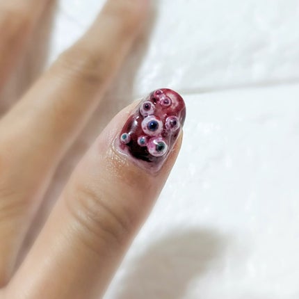 DAISO ドットペンのクチコミ「少し前にやったハロウィンネイル🎃
おめめは大小のパールを塗って、うねうねはアクリルパウダーを混.....」(2枚目)