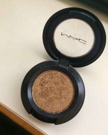 初めてMACで買ったものです！
カラーはテンプティング。
ツヤツヤしていて使いやすいカラーで
グラデーションが作りやすいです！
ちょっと私的には濃いので
目尻にちょっと入れたり
アイラインをぼかしたりす