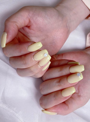 New nail
✼••┈┈••✼••┈┈••✼••┈┈••✼••┈┈••✼
春なのでパステルイエロー🍋
黄色のネイルは初めてです。
可愛い色なので爪の形はスクエアで
甘さ控えめです👏

今回もネイルサ