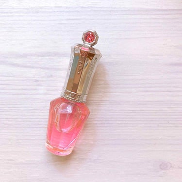 これはお友達からいただいた
ジルのネイルオイル💅💕

ジルの商品ってどれも見た目がすごく可愛いですよね😍これも本当に可愛くて、机に置いておくだけでテンションが上がります◎

とにかく香りがいい！
お花の