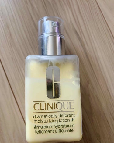 CLINIQUE ドラマティカリーディファレント モイスチャライジング ローション プラスのクチコミ「こちらのテキスチャーは、軽いクリーム。
ベタベタしないので、足のかかとに塗ったり、
メイク前に.....」（1枚目）