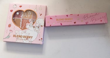 BLEND BERRY
オーラクリエイション106
ラズベリー&トゥインクルゴールド
ホリデー限定カラー※人気イラストレーターコラボデザインBLEND BERRY
ダズリング ジェム マスカラ101シャ