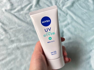 ⁡
⁡
⁡
⁡
ニベアUV 薬用エッセンス［医薬部外品］
⁡
SPF35／PA+++
⁡
ニベア花王様からいただきました。
⁡
⁡
𓏸𓂂𓈒𓂃商品説明𓂃𓈒𓂂𓏸
⁡
日常使いとしてもおすすめです。
また、紫外線などにより乾燥しがちな肌のために、保湿成分としてアロエ保水成分*1 を配合しました。
肌にうるおいを与えて乾燥を防ぎます。
ボディケア品並みの保湿力で、ベタつかず、のびがよく全身にサッと塗り伸ばせる軽いつけ心地です。気分やすらぐフローラルハーブの香りとひんやり感のある剤で、さわやかな使用感です。
⁡
* 1 アロエエキス-2、異性化糖、PG
⁡
⁡
⁡
𓏸𓂂𓈒𓂃商品特徴𓂃𓈒𓂂𓏸
⁡
日やけ後のほてり予防UV。
日常の日やけによって肌が赤くなる前に。
⁡
●日常紫外線から素肌をやさしくまもる
SPF35／PA+++
主に短時間で肌の赤みを引き起こすUV-Bも、ハリ・弾力低下の原因となるUV-Aも防ぎます。
⁡
●日やけ後のほてりを防ぐ
植物由来の消炎剤（有効成分）：グリチルリチン酸ジカリウム配合
⁡
●肌にうるおいを与えて乾燥を防ぐ
アロエ保水成分*1 （保湿）配合
⁡
●素肌気持ちよい ひんやり感覚の使い心地
⁡
●ボディケア品並みの保湿力なのにベタつかない、肌に負担感のないつけ心地
○顔・からだ用。
○化粧下地としても使えます。
○保湿ケア（スキンケア）としても使えます。
○せっけんで落とせます。（本品はウォータープルーフタイプではありません）
○鉱物油フリー・合成着色剤フリー
○気分やすらぐフローラルハーブの香り
○アレルギーテスト済み（すべての方にアレルギーが起こらないというわけではありません）
⁡
* 1 アロエエキス-2、異性化糖、PG
⁡
⁡
𓏸𓂂𓈒𓂃感想𓂃𓈒𓂂𓏸
⁡
ベタつかず、スッと伸び良いテクスチャー。
軽い付け心地。
塗った後に化粧できるのも嬉しい！
˗˗˗˗˗˗˗˗˗˗˗˗˗˗˗˗˗˗˗˗˗˗˗˗˗˗˗˗˗˗˗˗˗˗˗˗˗˗˗˗˗˗˗˗˗˗˗˗˗˗˗˗˗˗˗
#ニベア　#日焼け止め　#ほてり　#PRの画像 その1