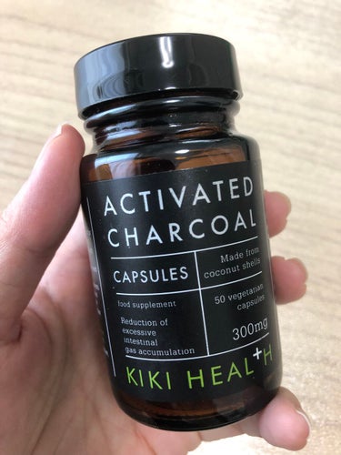 KIKI Health 活性炭 ベジキャップは、食事後の過剰な腸内ガスの蓄積と膨満感を緩和するのを助け、すべてナチュラルな無臭のサプリメントです。50個のベジタリアンカプセルに入った成分は、持続可能な方