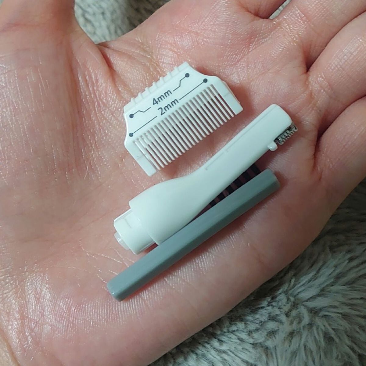 クシ付きマユトリマー(女性用)/貝印/シェーバーを使ったクチコミ(3枚目)