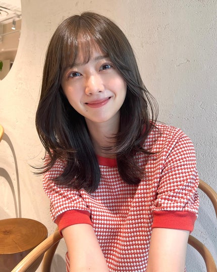 HARUNA on LIPS 「外ハネしやすいカットライン💇🏼♀️ミディアムレイヤー😉🤍ワン..」(5枚目)