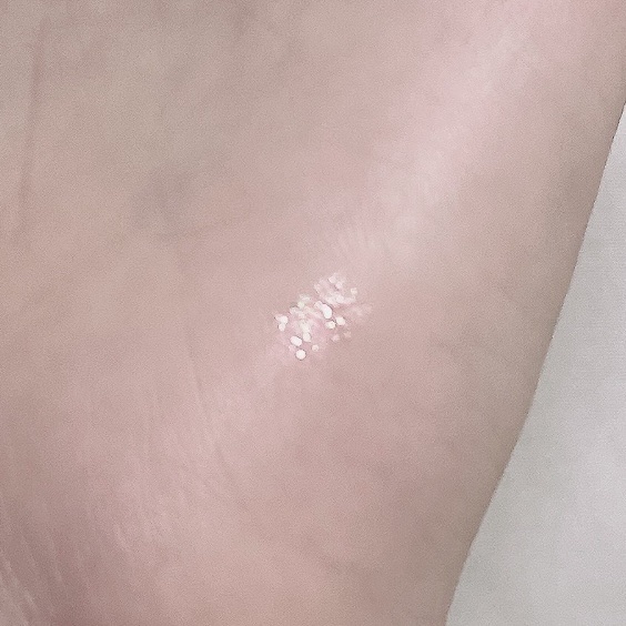 グリッター イルミネーションライナー R 01 ピンクベージュ/CipiCipi/リキッドアイライナーを使ったクチコミ（2枚目）