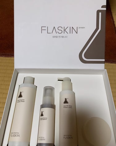 「FLASKIN  コア強化タンパク質90日スキンケア」

ベージュの落ち着いた、おしゃれなパッケージです。

◯ 白米一番搾りタンパク質トナー

硬くなった角質を柔らかくして、
保湿感を与えて、なめら