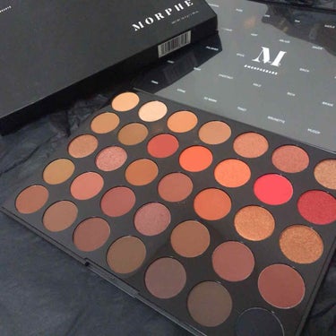 Morphe 35O2 Second Nature Eyeshadow Paletteのクチコミ「昨日届いたMORPHEのパレットで赤メイク🥳
1番右の上から2番目の色使ってます。

ブレンデ.....」（2枚目）